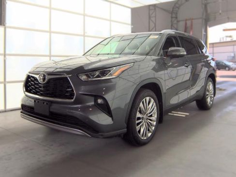 Used 2023 Toyota Highlander Platinum AWD/4WD image 3