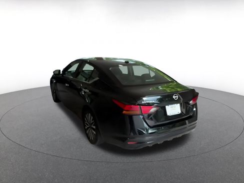 Used 2025 Nissan Altima 2.5 SV FWD image 8