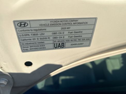 Used 2025 Hyundai Elantra Limited image 48