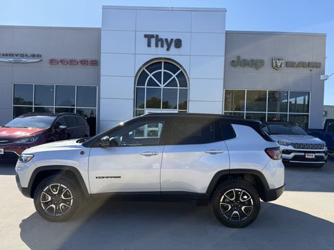 Used 2025 Jeep Compass Trailhawk w/ Trailhawk Elite Group AWD/4WD image 34