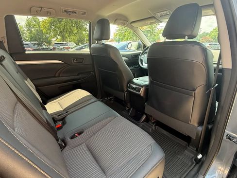 Used 2017 Toyota Highlander Plus AWD/4WD image 12