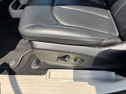 Used 2023 Chrysler Pacifica Touring-L FWD image 7