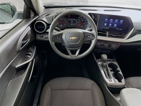 Certified 2025 Chevrolet Trax LS image 25