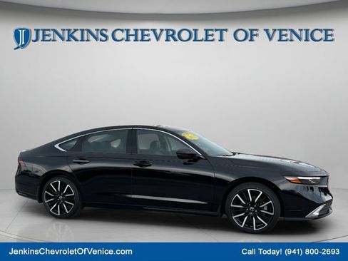 Used 2023 Honda Accord Touring image 2