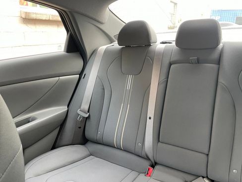 Used 2025 Hyundai Elantra SEL image 40