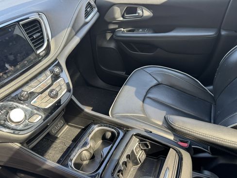 Used 2025 Chrysler Pacifica Limited FWD image 30