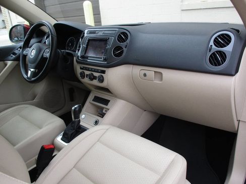 Used 2016 Volkswagen Tiguan SE image 90