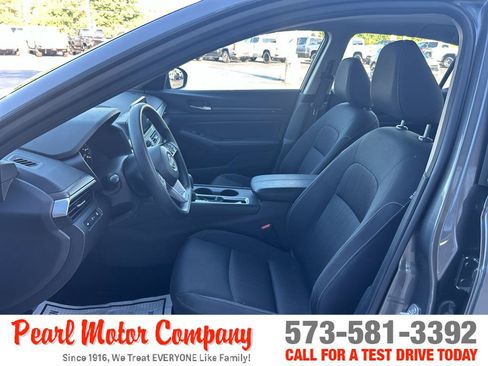 Used 2025 Nissan Altima 2.5 SV FWD image 11