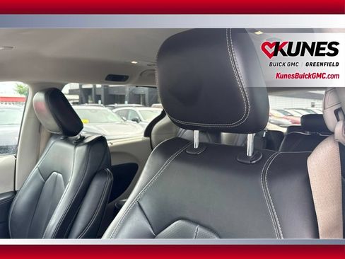Used 2023 Chrysler Pacifica Touring-L FWD image 18