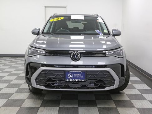 Certified 2025 Volkswagen Taos SE w/ Panoramic Sunroof Package AWD/4WD image 4