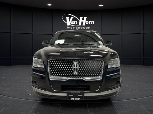 Used 2024 Lincoln Navigator Reserve AWD/4WD image 2
