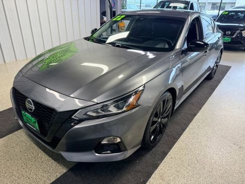 Used 2022 Nissan Altima 2.5 SR w/ Midnight Edition Package FWD image 1