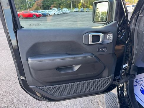 Used 2022 Jeep Wrangler Unlimited Sahara AWD/4WD image 13
