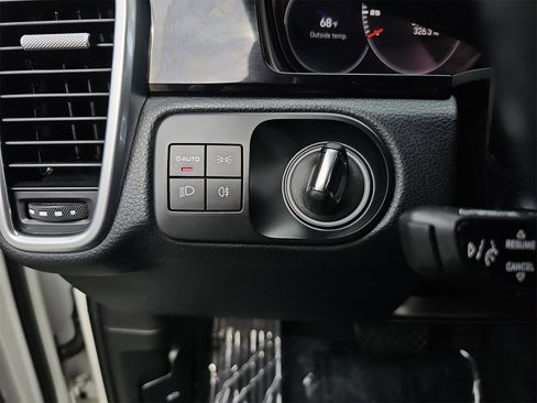 Used 2022 Porsche Cayenne Platinum Edition image 27