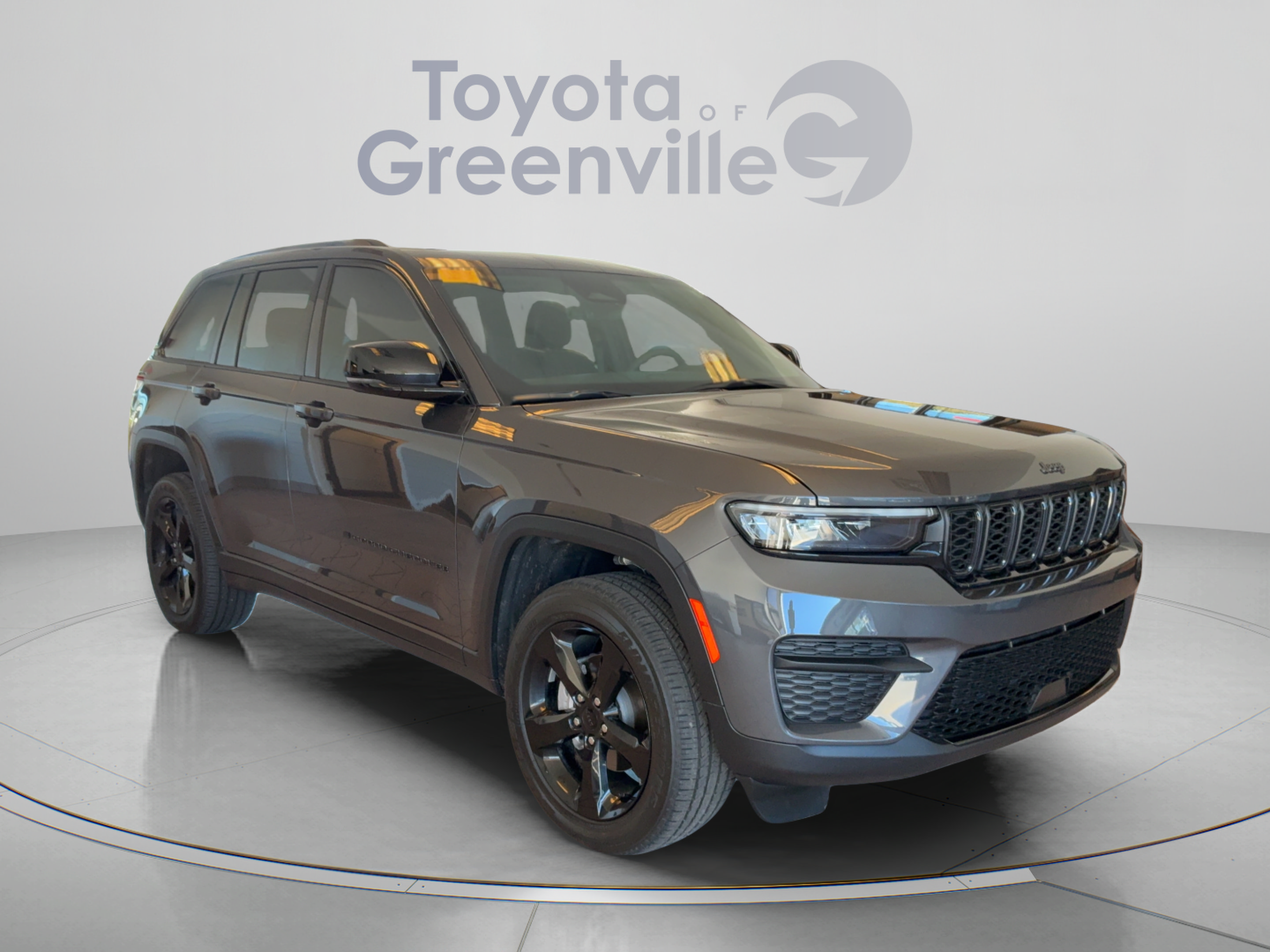 Used 2025 Jeep Grand Cherokee Altitude RWD image 8
