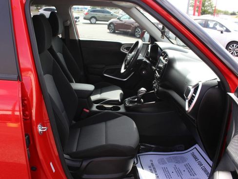 Used 2025 Kia Soul LX w/ LX Technology Package FWD image 9