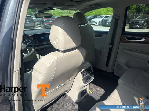 Used 2024 Volkswagen Atlas SE w/ Panoramic Sunroof Package image 11