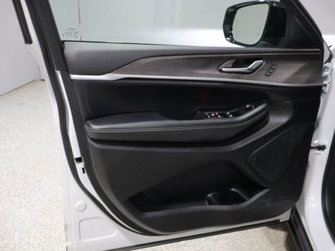 Used 2023 Jeep Grand Cherokee Limited w/ Black Appearance Package image 13