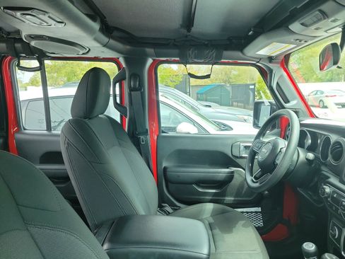 Used 2023 Jeep Gladiator Sport image 9