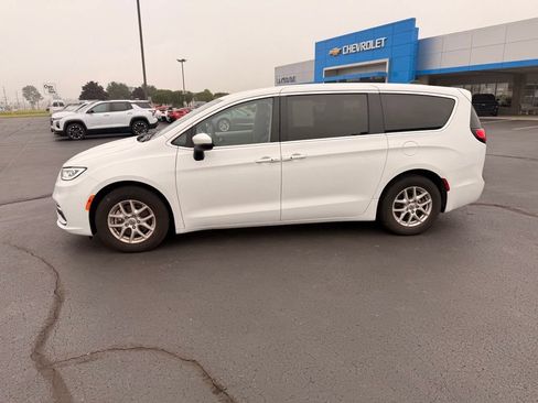 Used 2023 Chrysler Pacifica Touring-L FWD image 2