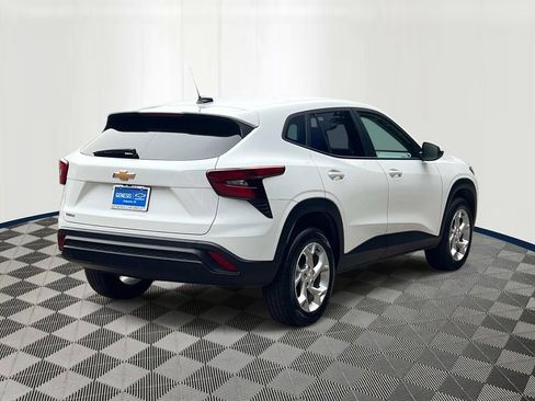 Used 2024 Chevrolet Trax LS w/ LS Convenience Package FWD image 5