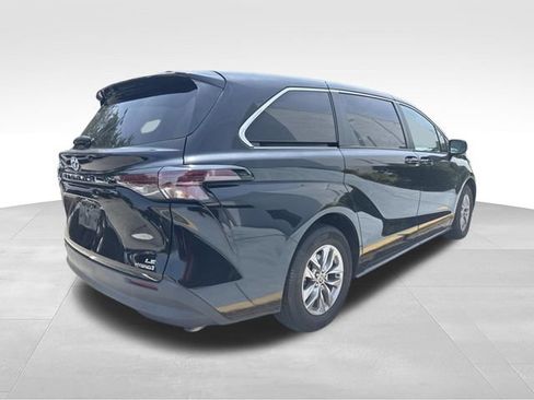 Used 2024 Toyota Sienna LE AWD/4WD image 7