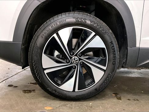 Certified 2025 Volkswagen Taos SE AWD/4WD image 12