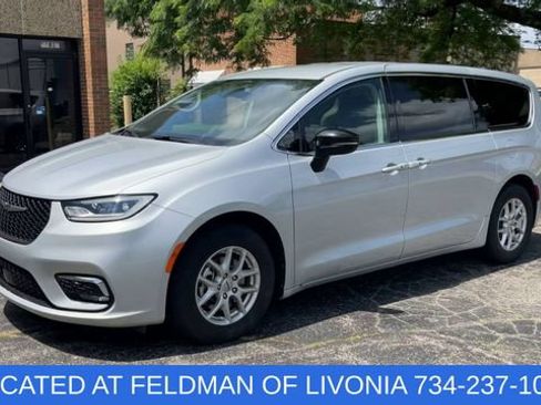 Used 2024 Chrysler Pacifica Touring-L FWD image 4