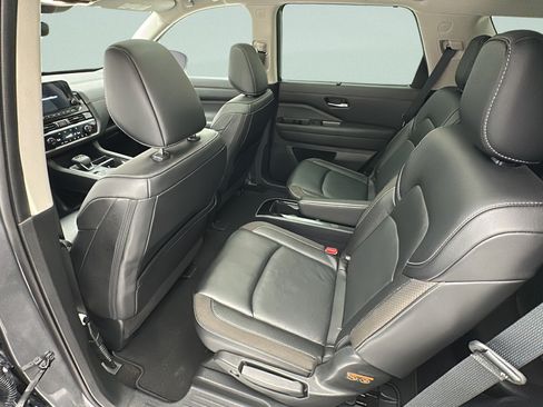 Used 2024 Nissan Pathfinder SL w/ SL Premium Package AWD/4WD image 9