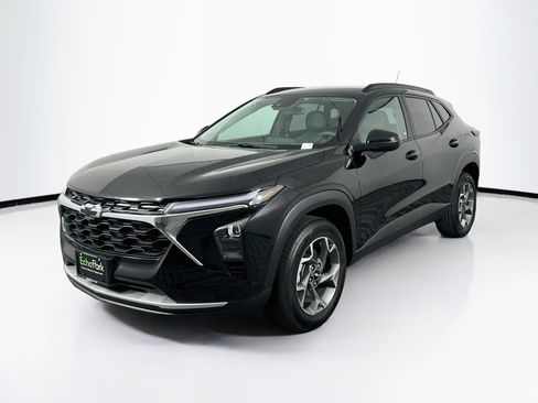 Used 2025 Chevrolet Trax LT w/ LPO, Blackout Package FWD image 3