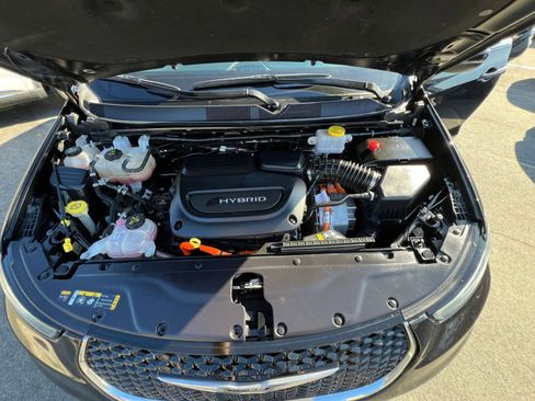 Used 2023 Chrysler Pacifica Touring-L image 37