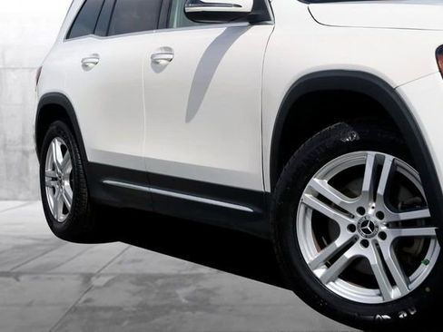Used 2023 Mercedes-Benz GLB 250 4MATIC w/ Premium Package image 3