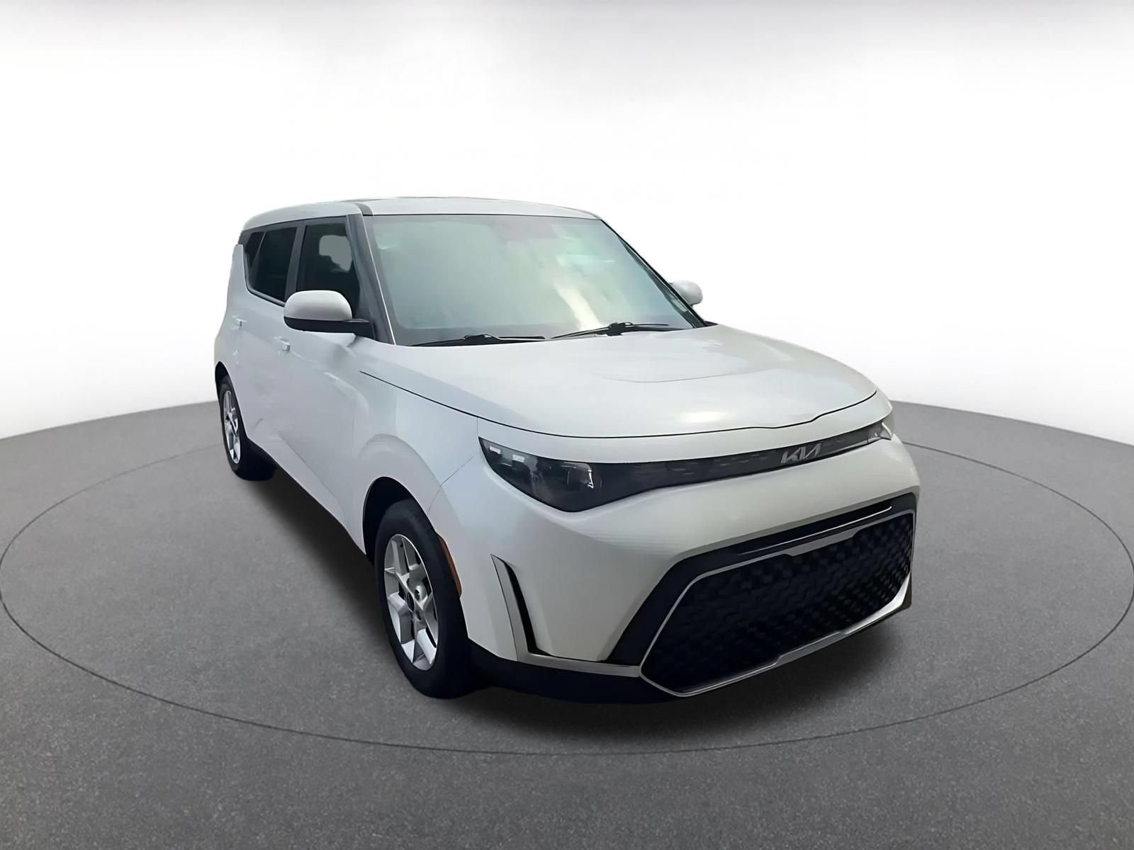 Used 2025 Kia Soul LX w/ LX Technology Package FWD image 3