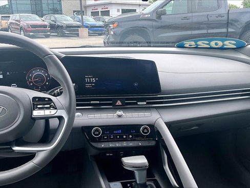Used 2025 Hyundai Elantra SEL FWD image 9