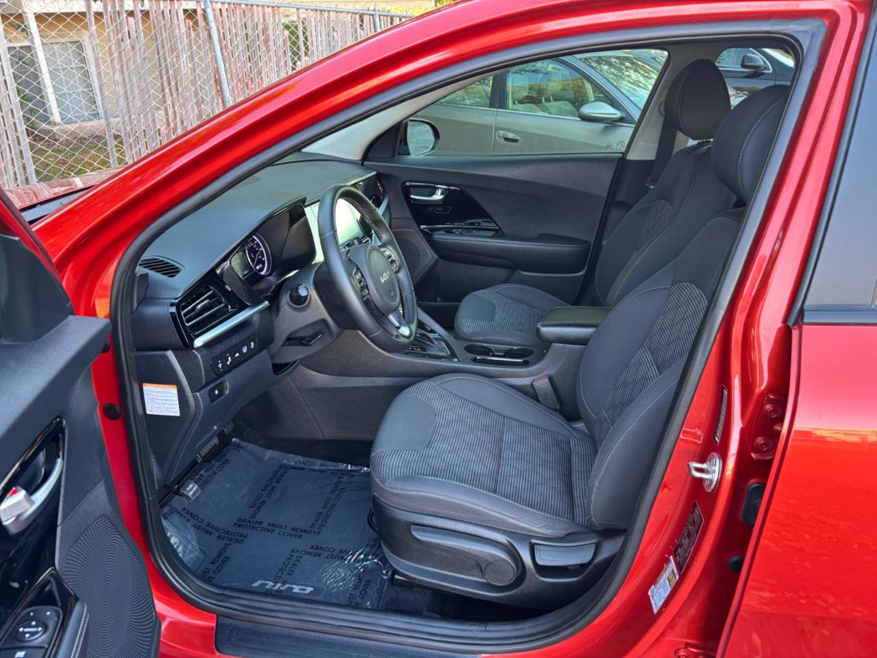 Used 2022 Kia Niro LXS FWD image 3