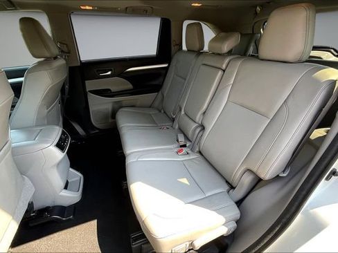 Used 2018 Toyota Highlander XLE FWD image 24