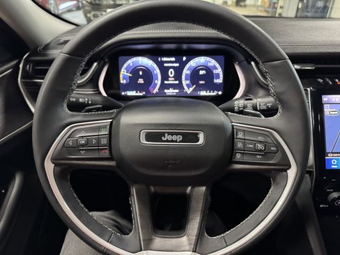 Used 2023 Jeep Grand Cherokee Limited w/ Black Appearance Package AWD/4WD image 19