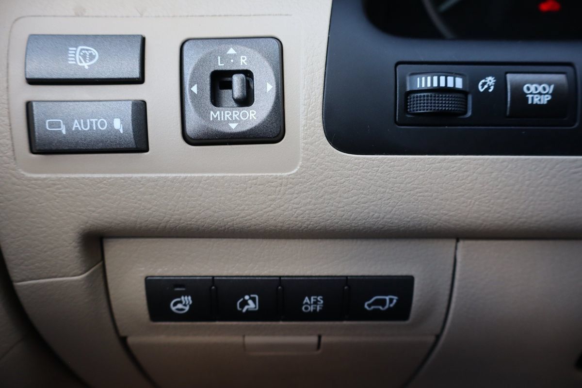 Used 2011 Lexus LX 570 4WD w/ Luxury Pkg image 29