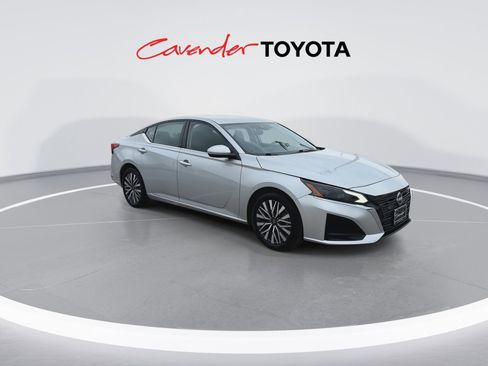 Used 2023 Nissan Altima 2.5 SV image 2