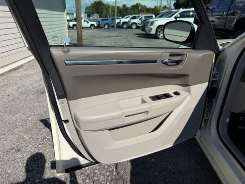 Used 2009 Chrysler 300 Touring RWD image 16