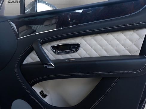 Used 2017 Bentley Bentayga image 43