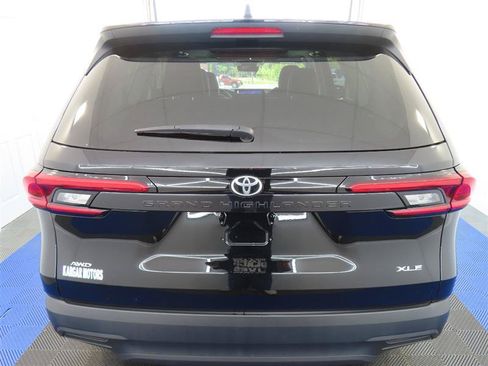 Used 2025 Toyota Grand Highlander AWD image 11