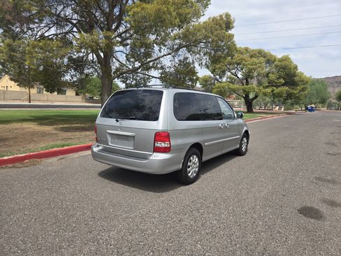 Used 2005 Kia Sedona LX w/ Value Pkg image 5