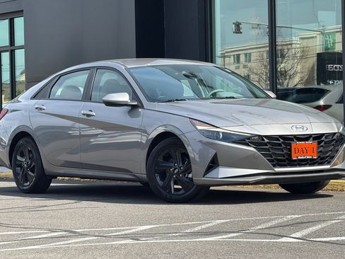 Used 2023 Hyundai Elantra SEL FWD image 2