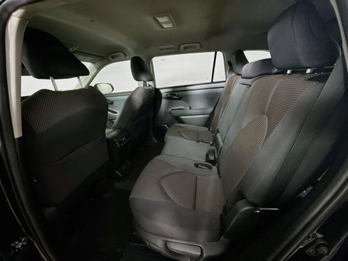 Used 2024 Toyota Highlander LE FWD image 27