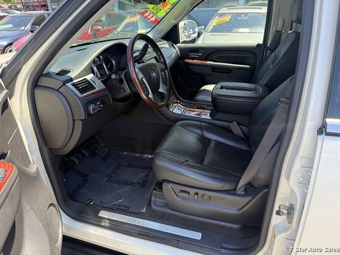 Used 2013 Cadillac Escalade ESV Luxury AWD/4WD image 9