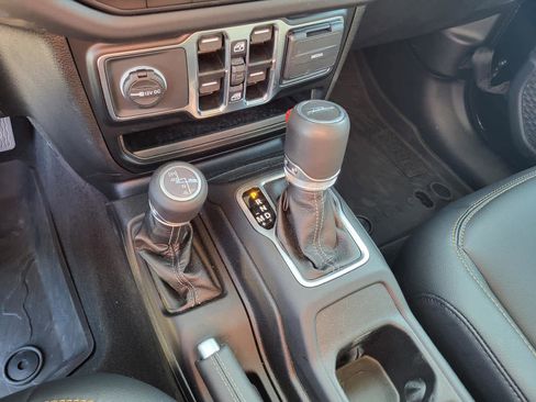 Used 2024 Jeep Gladiator Sport image 25