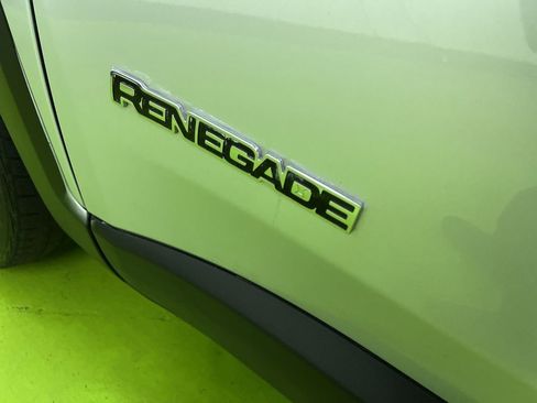 Used 2019 Jeep Renegade Latitude FWD image 14