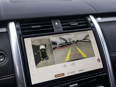 Used 2024 Land Rover Discovery Metropolitan Edition image 20