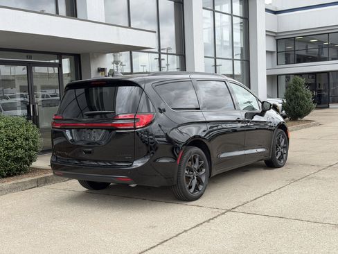 New 2026 Chrysler Pacifica Limited image 4